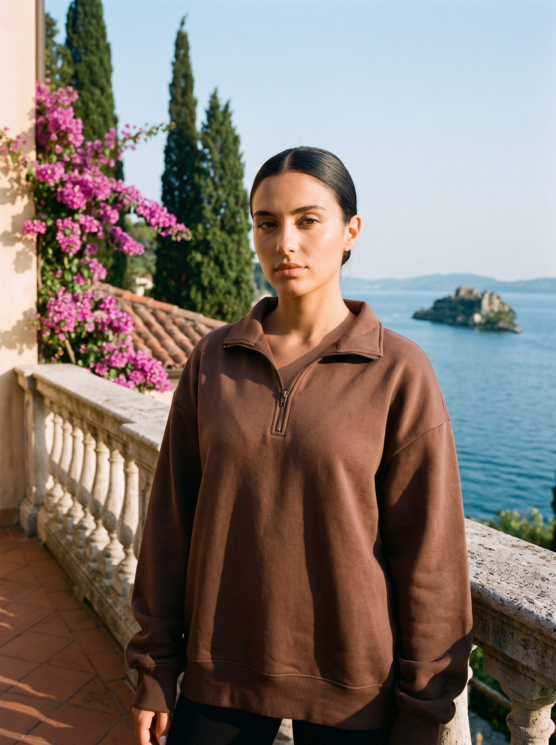 Woman wearing a coffee brown half-zip oversized sweatshirt on a Lake Como terrace — Aveloire