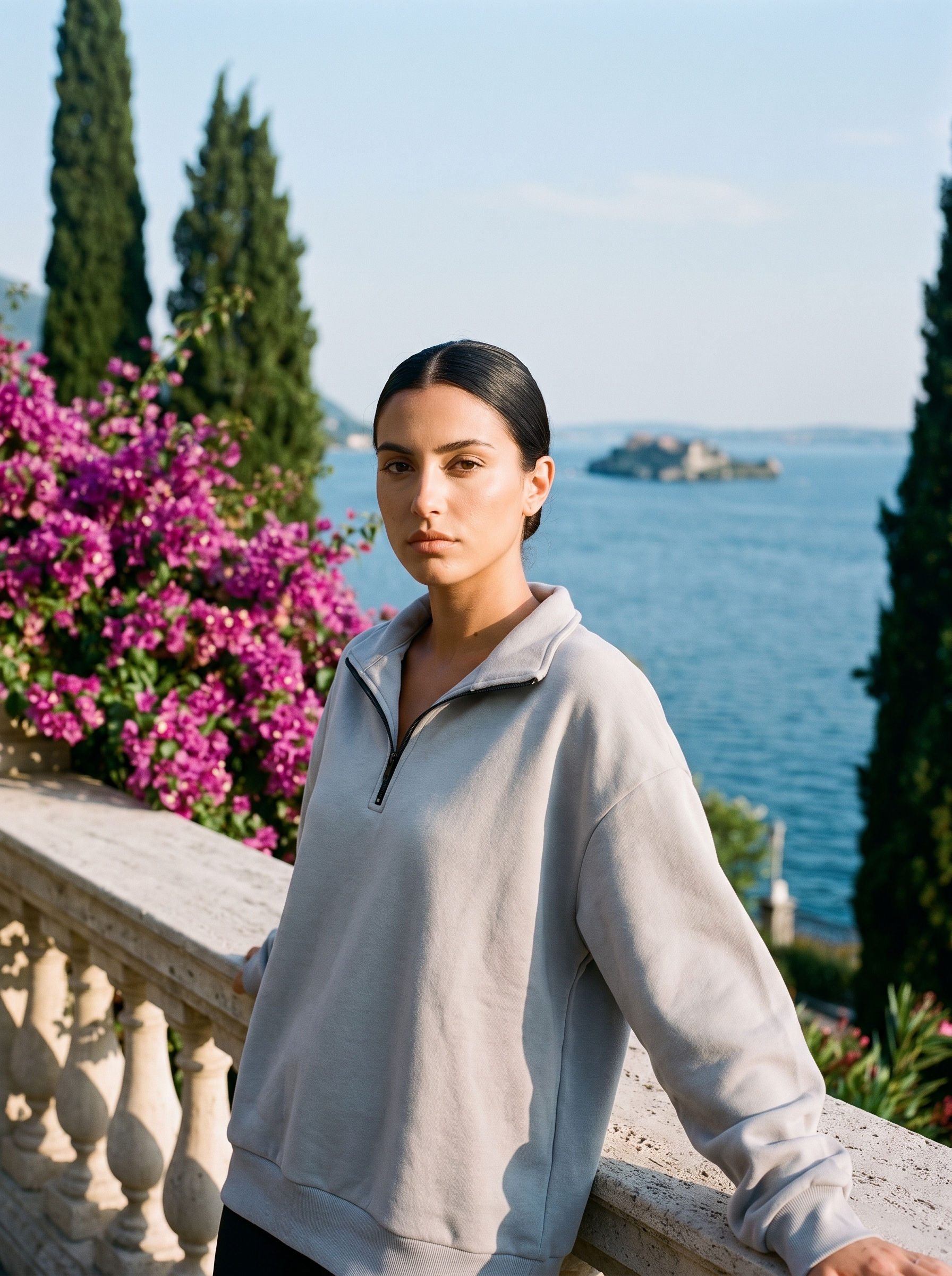 Woman wearing a light gray half-zip oversized sweatshirt on a Lake Como terrace — Aveloire