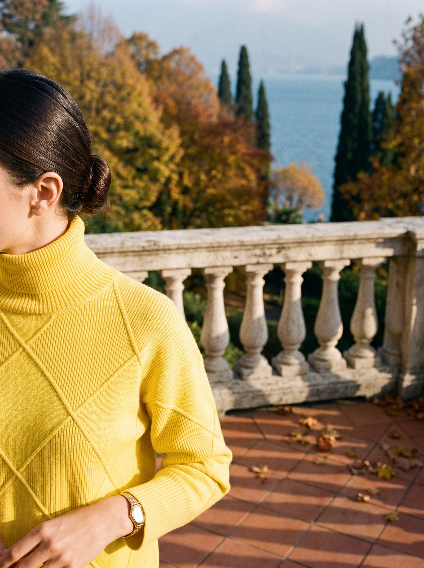Close-up of the cable knit texture on a yellow turtleneck sweater — Aveloire