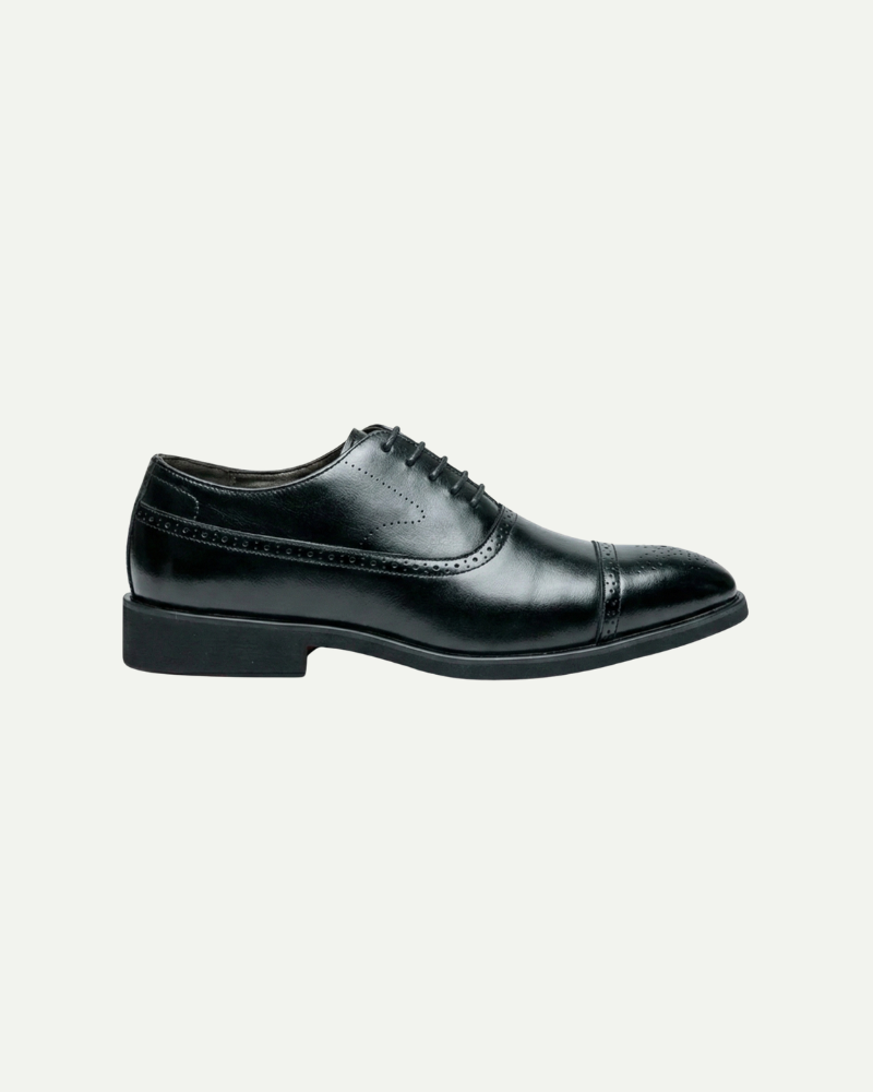 Men’s black leather lace-up dress shoes with cap toe and formal silhouette by Aveloire