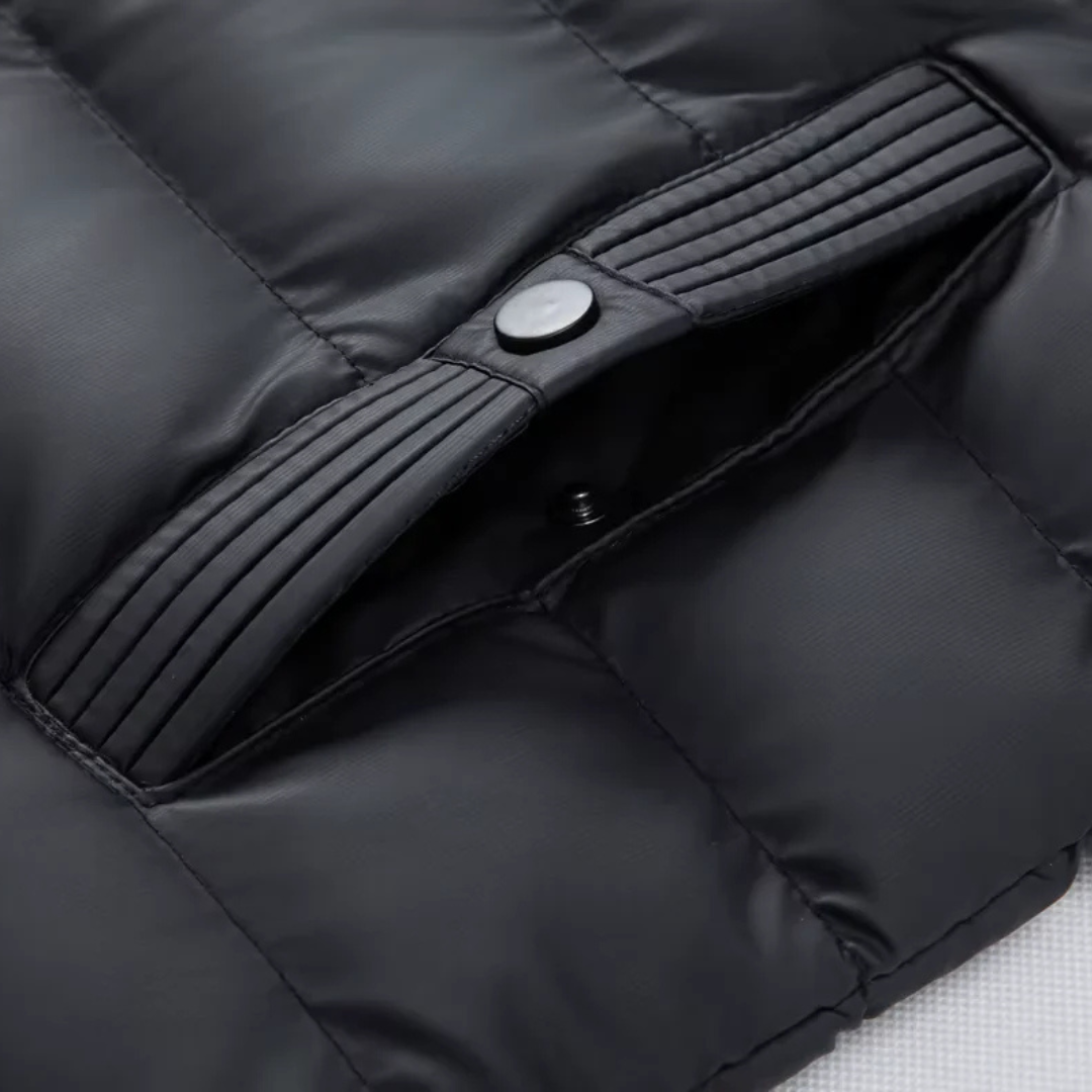 Close-up of the sleeve pocket and its snap fastening on the down puffer jacket — Aveloire