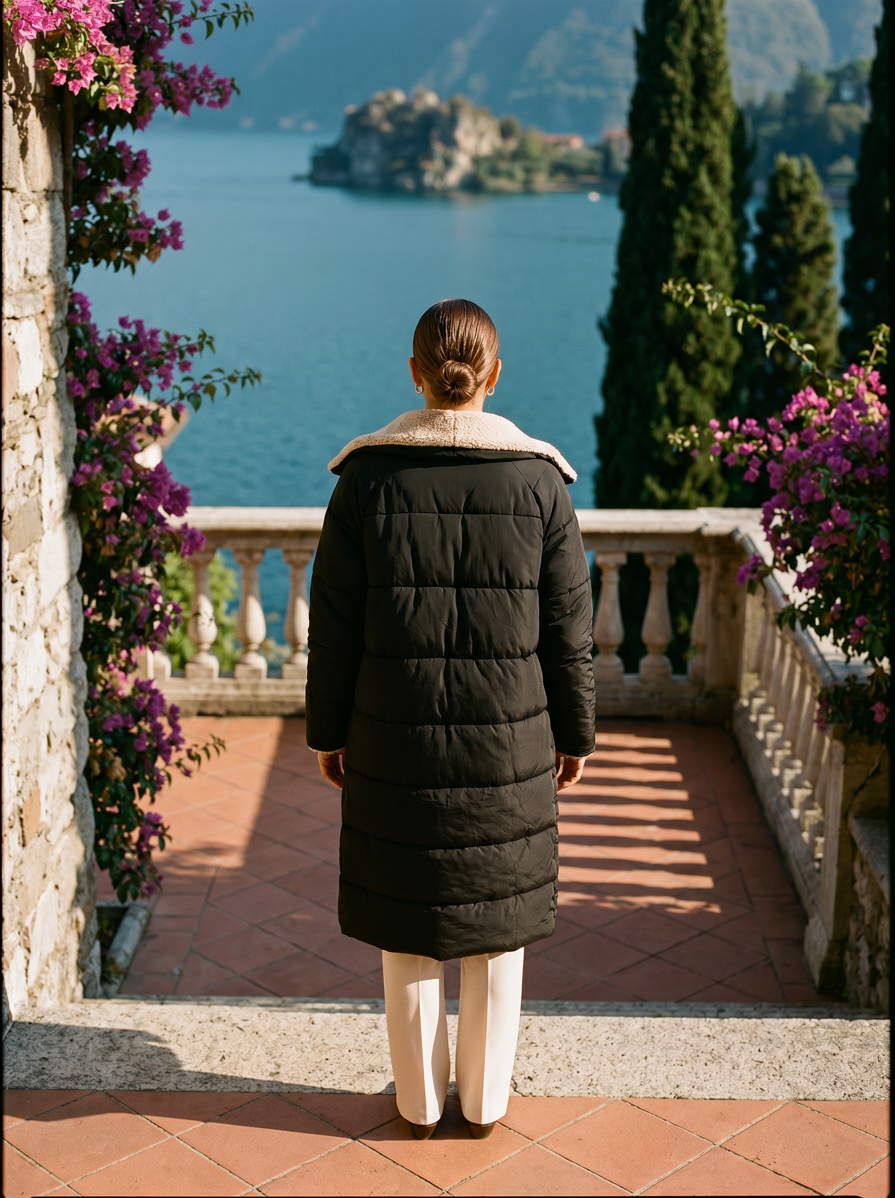 Black puffer coat full body back view — Aveloire