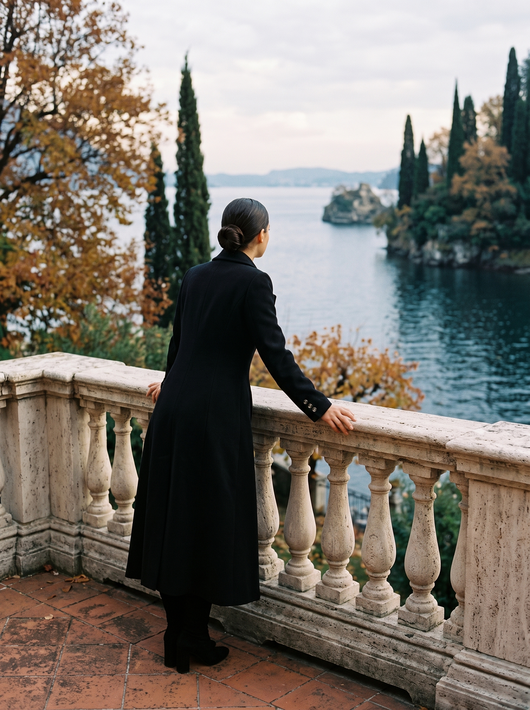 Black ladies overcoat, back view — Aveloire