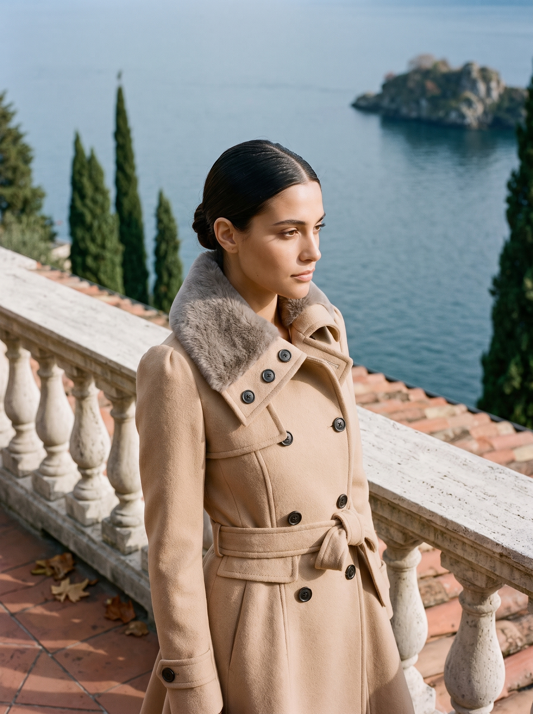 Camel faux fur collar coat for women, worn on a Lake Como terrace — Aveloire